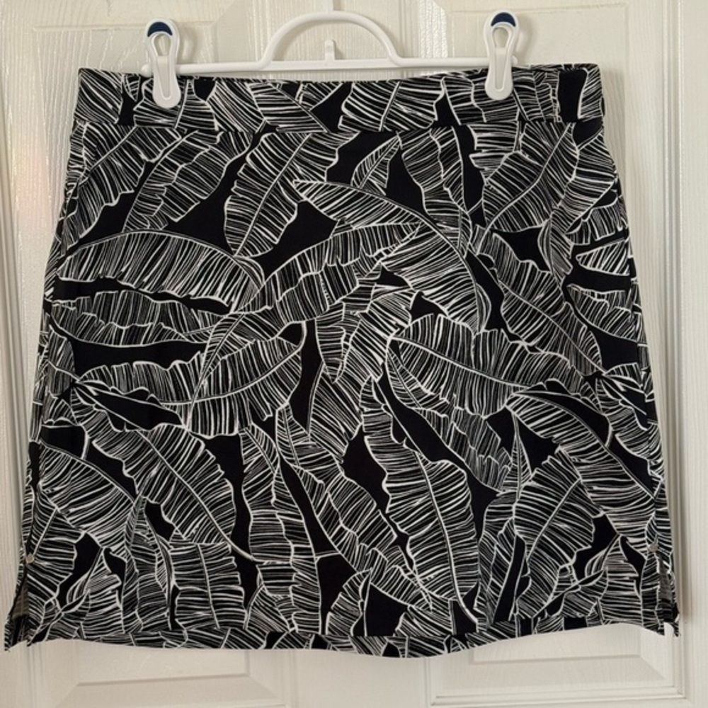 Rafaella Black and White Leaf Pattern Skort Size L